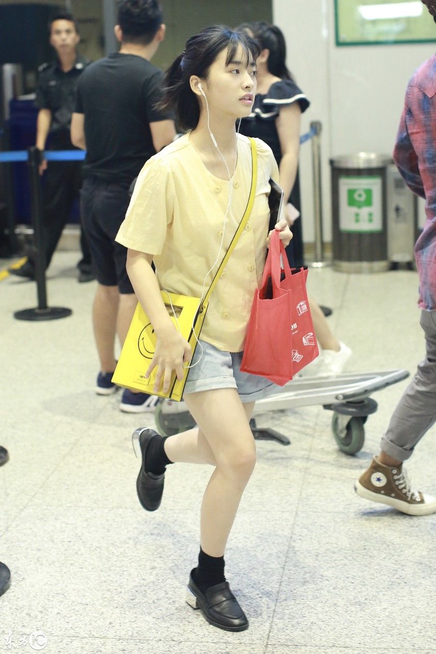 沈月现身机场，黑皮鞋与黑长袜的搭配，真心不好看!