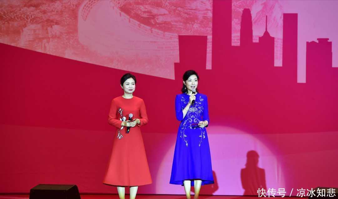 【出了她】著名主持人周涛走机场,印花衬衫配八分裤,素颜出行依然优雅大气