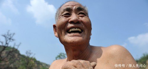 7旬老人农田里光膀子干活，说到三个孙子顿时眉开眼笑