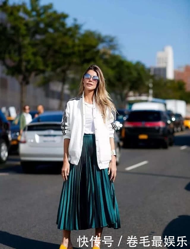  『女人』女人过了50岁，建议多穿这4种裙子，洋气又减龄，气质不比少女差