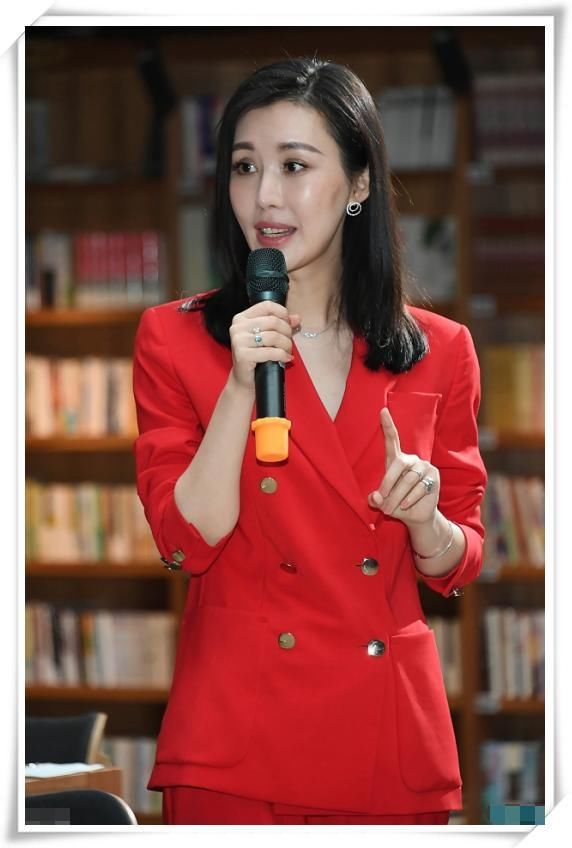 当章泽天和田朴珺同穿西装，网友：一个霸道总裁一个公司前台！