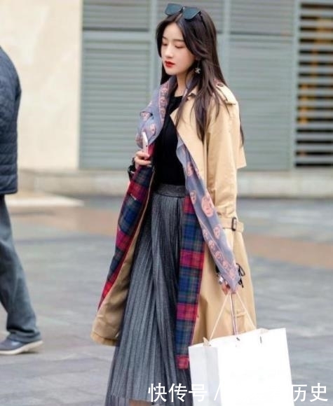  柔美：街拍：美女身穿白色连衣裙，身姿柔美，让人心动