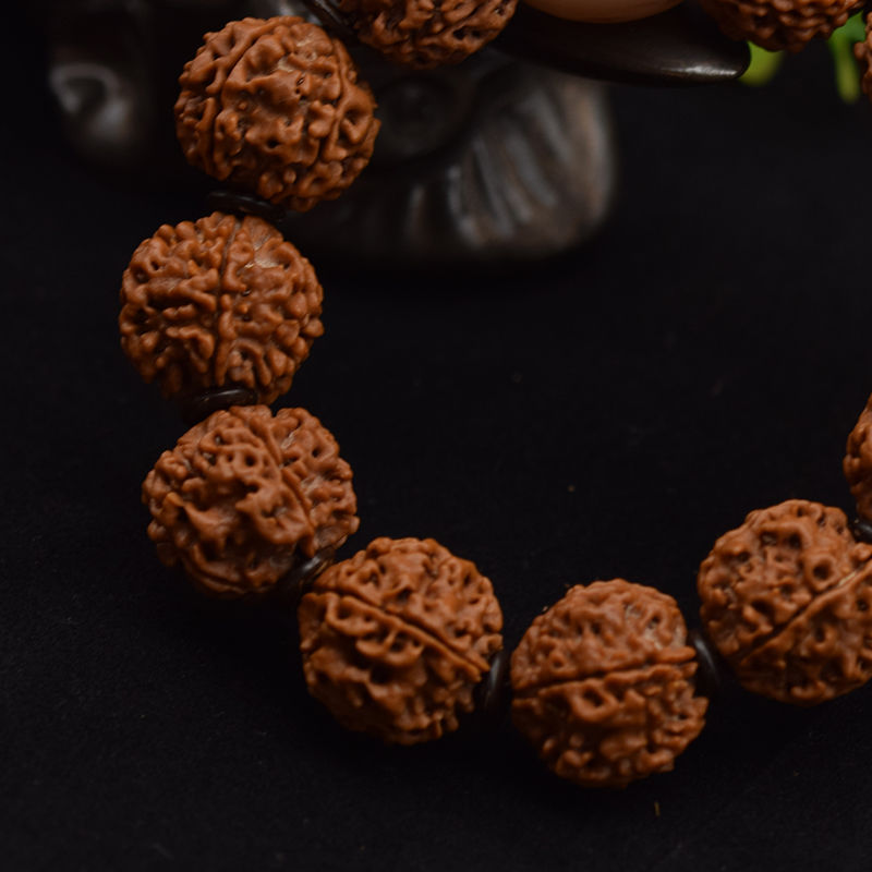 看看下面的手串,件件都是时尚款,一串能盘出好价钱