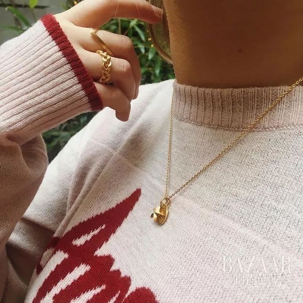 好闺蜜的钱币项链爆红 我也默默加进了购物车里！