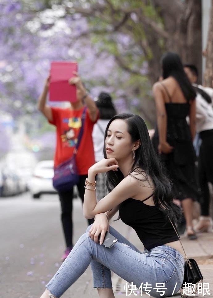  『优美』街拍紧身牛仔裤小姐姐，穿出优美曲线