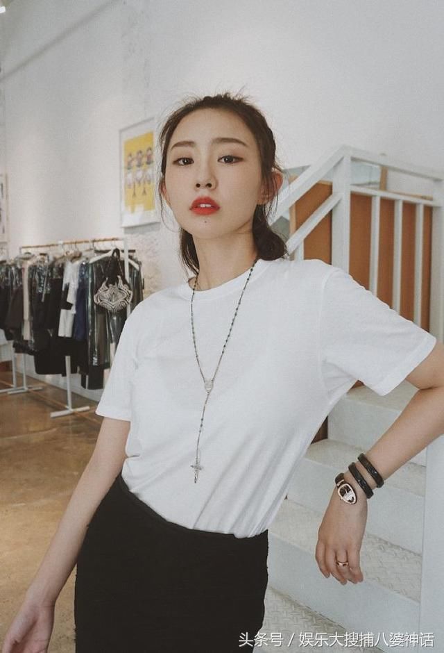 孙耀琦真敢穿，白T里面透出内衣轮廓，网友:胸部开口真的很大