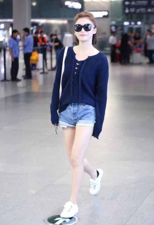 袁姗姗穿牛仔短裤大秀美腿，网友：马甲女神又回来了！