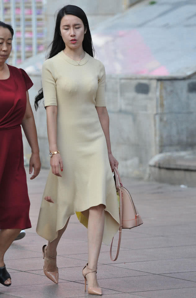 气质小姐姐上围傲人饱满，贴身长裙穿去优雅高贵的气质很吸睛