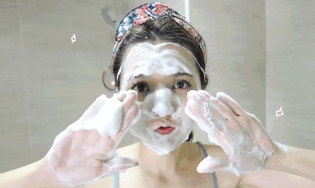 「洗脸」很多人洗脸都是刚沾水就用洗面奶,这是错误的,难怪毛孔大还暗沉