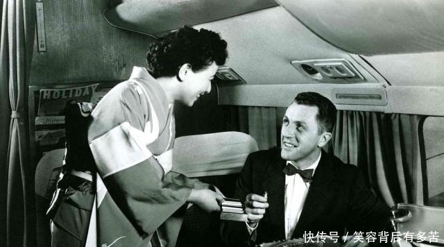  招待：乘坐日本头等舱，空姐是怎样招待乘客的？