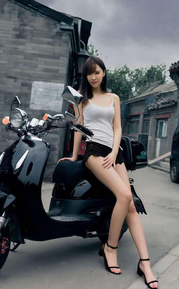 邻家小美女,黑色短裤秀出一双白皙的美腿,吊带感觉一扯就断