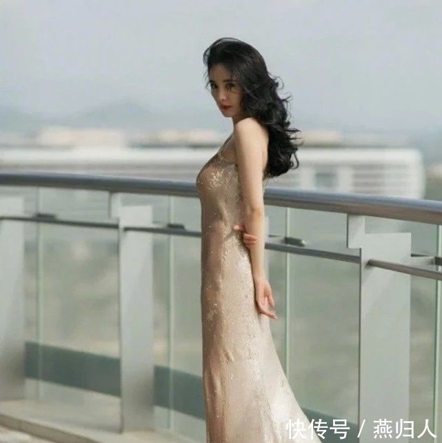 【 身上穿】穿香槟色长裙,美回32岁该有的模样!,杨幂终于不再坚持少女人设