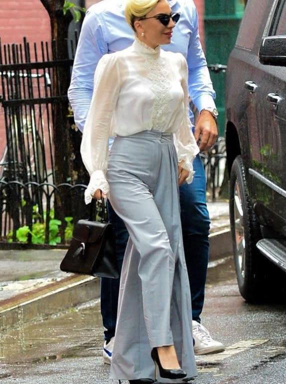 Lady Gaga一只脚穿裤子一只脚穿裙子, 走路不怕摔倒吗?