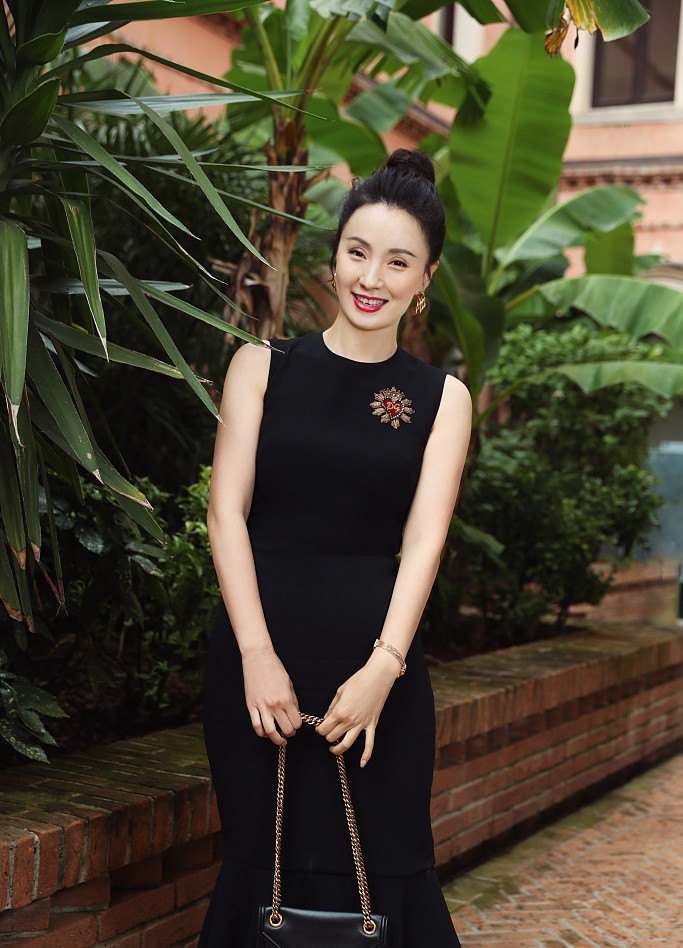 被46岁陶虹美到了！一袭黑色鱼尾裙优雅时尚，网友：气质不减当年