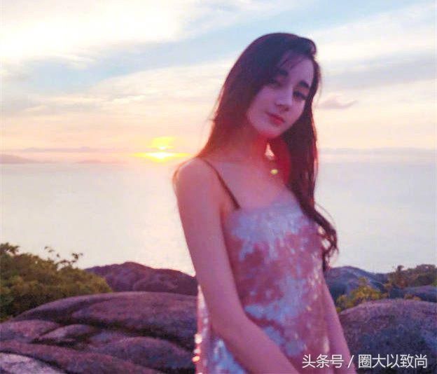 江疏影和迪丽热巴，同穿亮面连衣裙，事业线or大长腿哪个更吸睛？