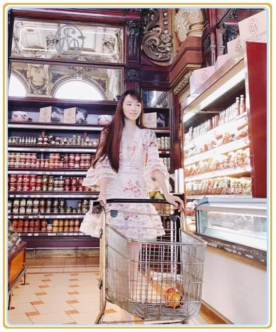 同穿镂空裙,40岁吴佩慈不敌28岁李沁,网友:果然年轻就是资本!