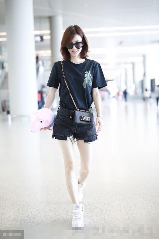 王丽坤穿短裤大胆露腿，但只想说这腿“全网最难看”没有之一！