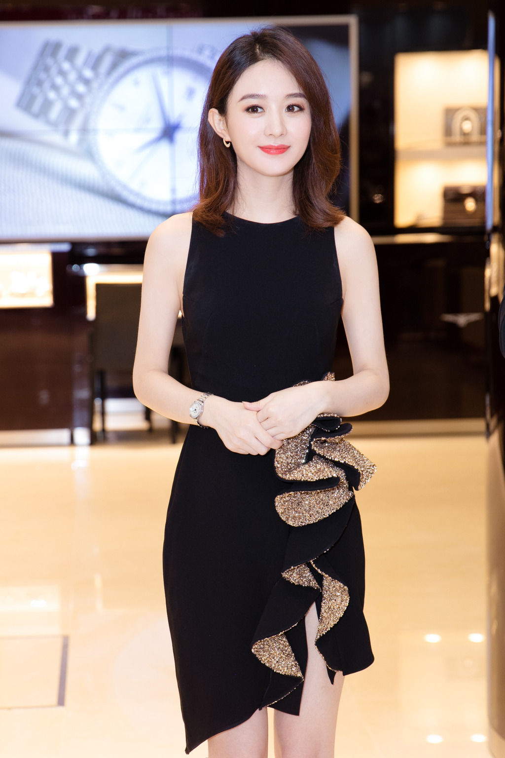 颖宝出席某品牌活动，身穿紧身黑色鱼尾小礼服，短发披肩优雅迷人