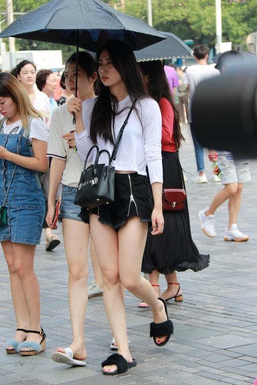 街拍 每到盛夏时节，总能看到时尚的穿搭，图一的小姐姐好奇怪