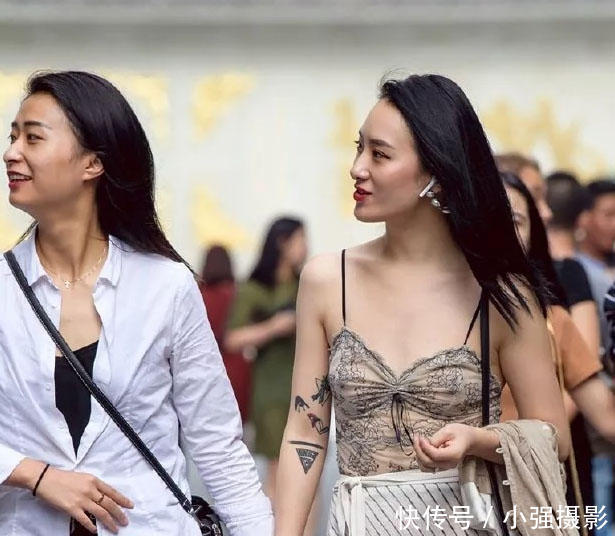 气质小姐姐吊带背心裹出迷人曲线，出门逛街到哪里都不会忘掉闺蜜