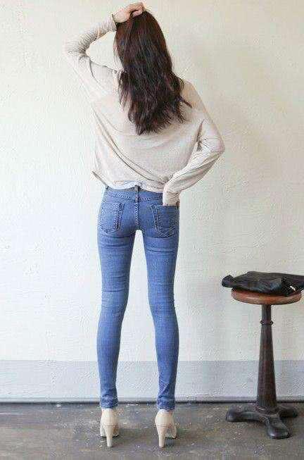 紧身裤简单的更具典雅韵味，把妹子的媚尽情绽放