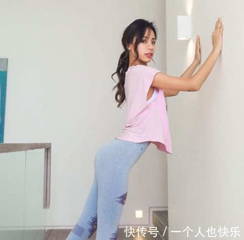 街拍美丽婀娜的牛仔裤小姐姐，展现出的曲线十分的完美迷人！