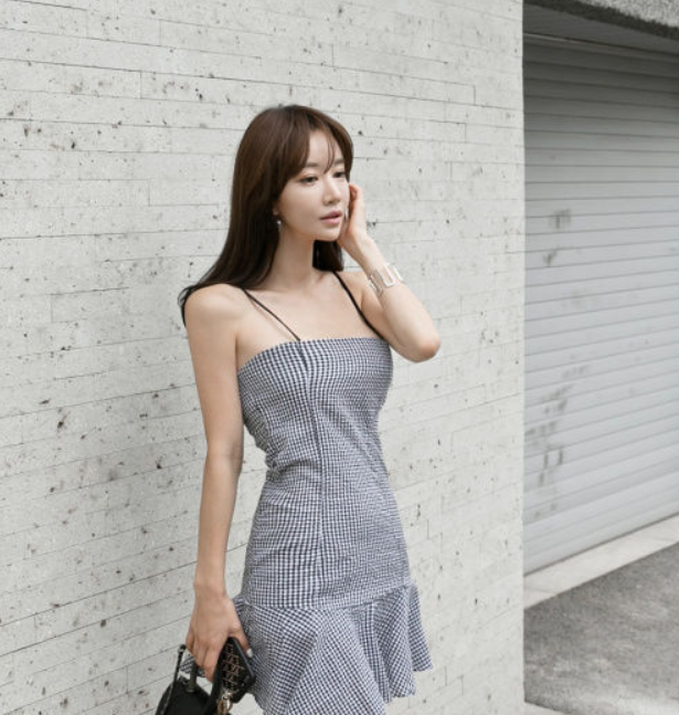 简洁大方的紧身裙美女，展现纯真的活力感！