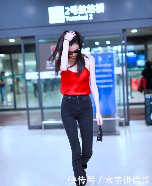 奚梦瑶真敢穿，大红色吊带衫一点儿不低调，网友：换双鞋可好？