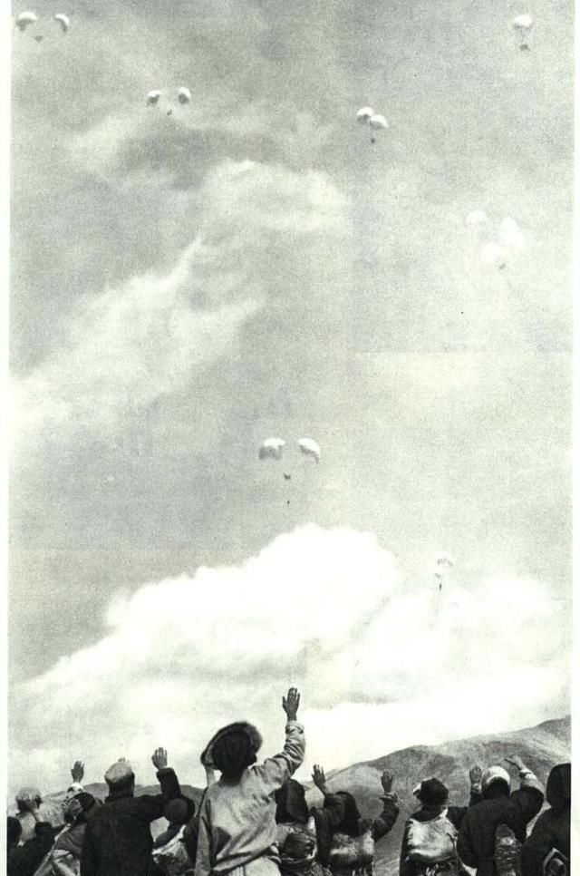 老照片：1973年《人民画报》刊载的新中国的建设者身影