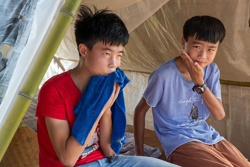 实拍七旬老汉湖边种西瓜，天天吃住瓜庵中，炎热中收获，苦中有乐