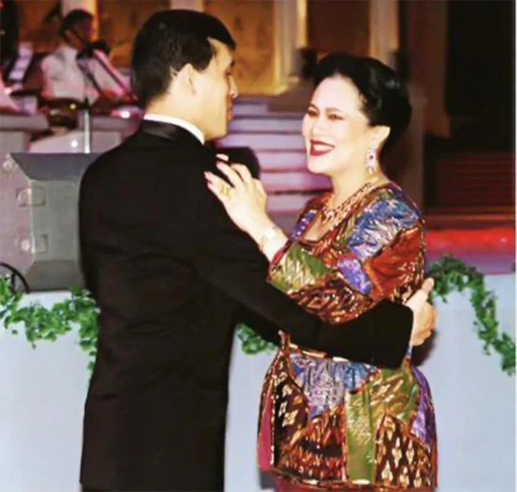  #普密蓬国王#17岁诗丽吉舞姿太曼妙！长裙拖地摇曳生姿，1尺7小蛮腰看呆男友