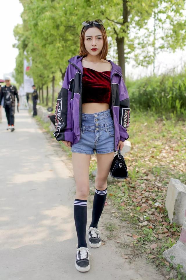 时尚街拍，最喜欢图二小姐姐这种回眸一笑，看上去非常的迷人