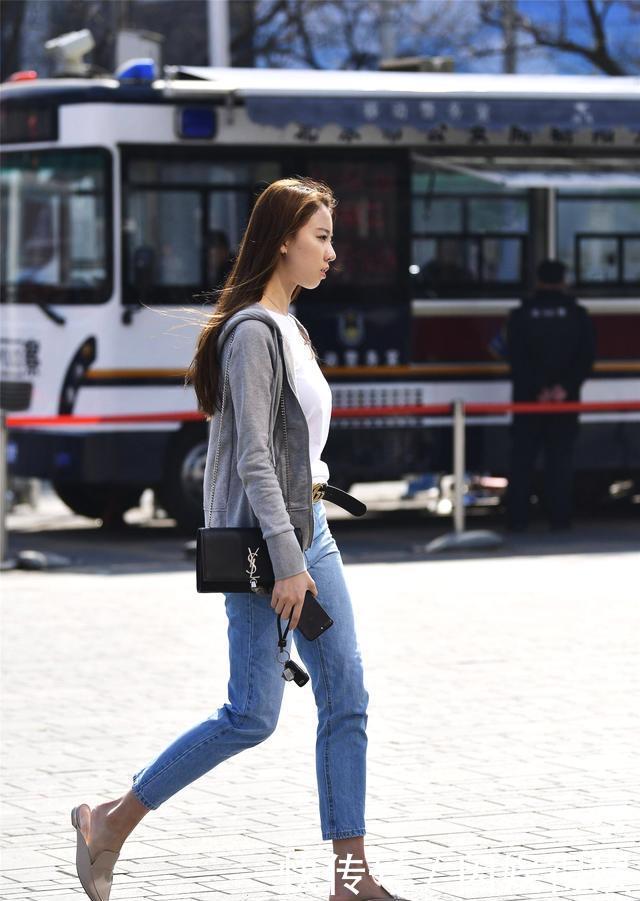  『气质』街拍：小姐姐黑色的长款T恤搭配短裤，性感又苗条