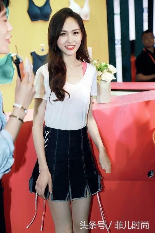 唐嫣为了显腿长，故意把裙子剪成好多叉口，而且还意外的时尚！