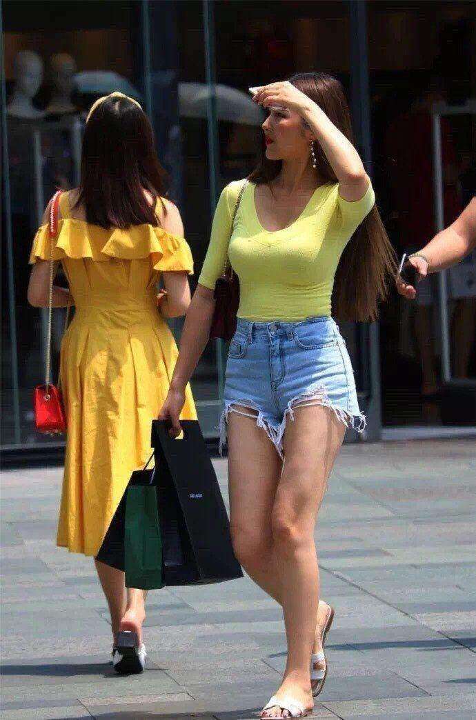 街拍：薄款紧身T恤的小姐姐，若隐若现凸显丰腴好身材