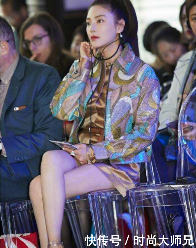 张雨绮胆真大! 穿热裤却坐一张透明椅子, 网友: 腿都拧成麻花了!