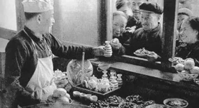 30年前农村吃饭老照片，让人感触颇深，引起50后的回忆