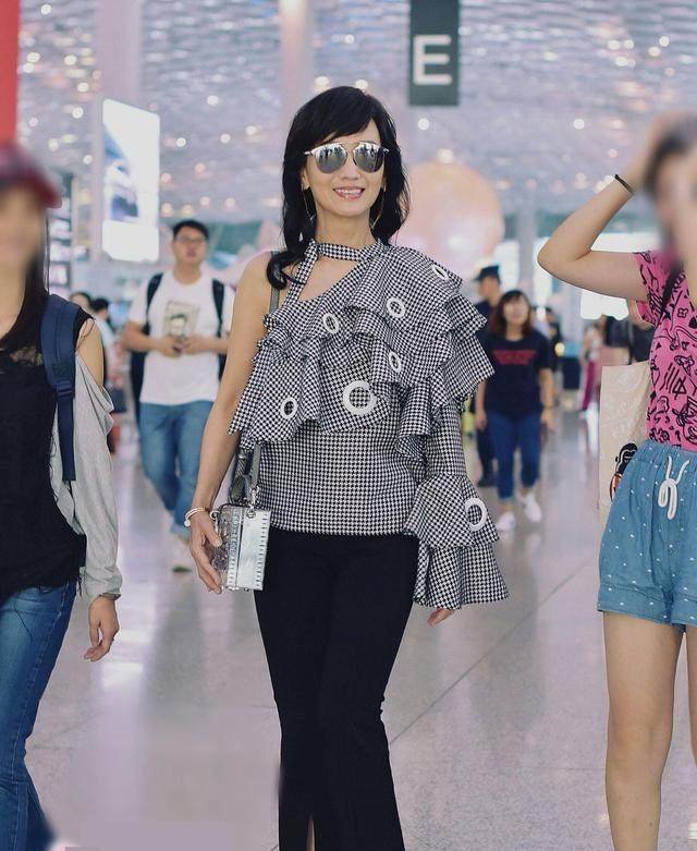 赵雅芝胆真大! 穿长靴直接露半截大腿, 网友: 奶奶也不怕冻出病!