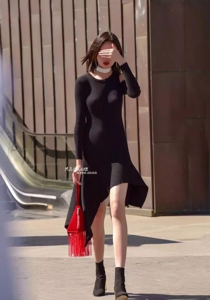 街拍:身高186的女模特带助理逛街，黑裙吸光