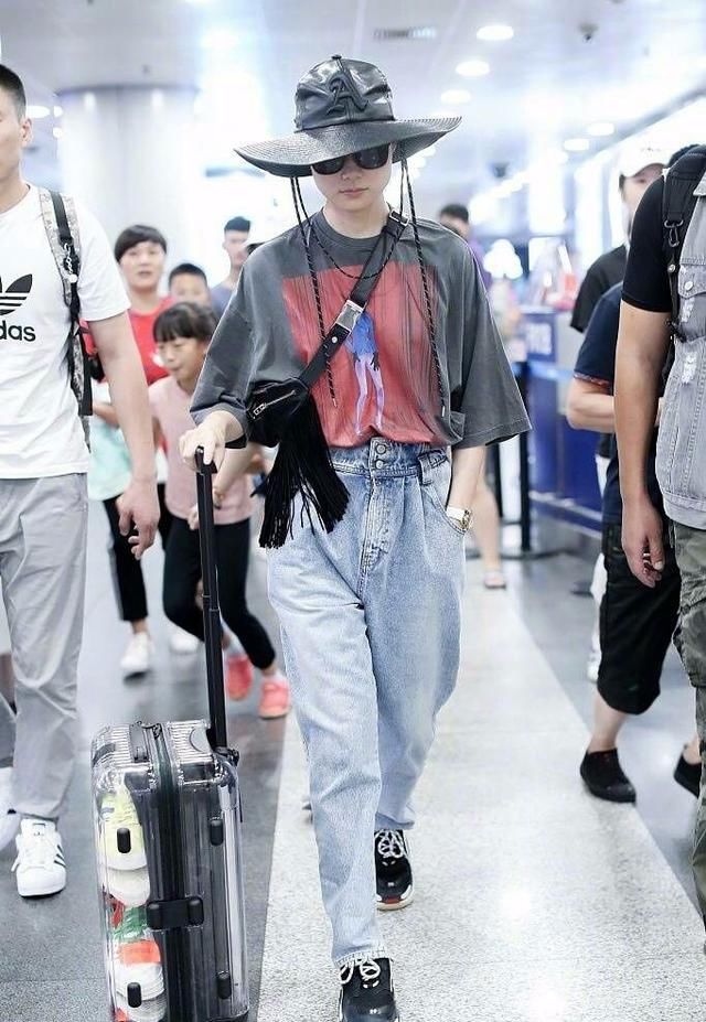 李宇春也开始玩“下衣失踪”秀大腿，网友：终于有点女人味了！