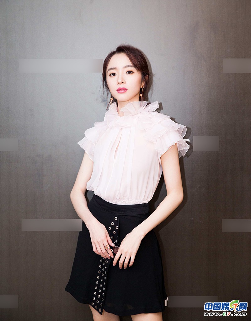 胡冰卿出席时尚活动 演绎甜美酷girl长腿抢镜