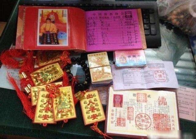 在景区遇到行骗假和尚，手段很简单！却有很多人上过当！