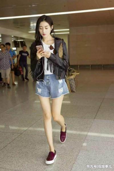 张天爱咋想的？袜子直接套在裤子外，网友：是刚从农村插秧回来吗