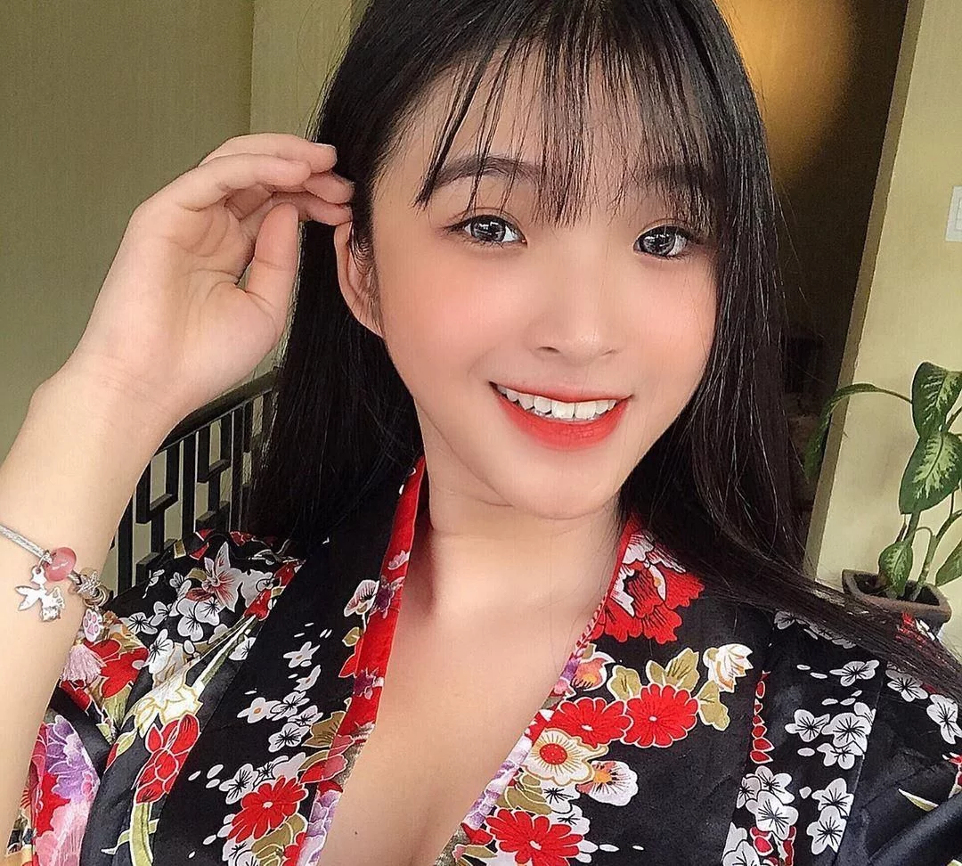 越南网红Bao Tran穿上传统服饰奥黛 尽显纤瘦玲珑身材(2) 妹子图 热图4