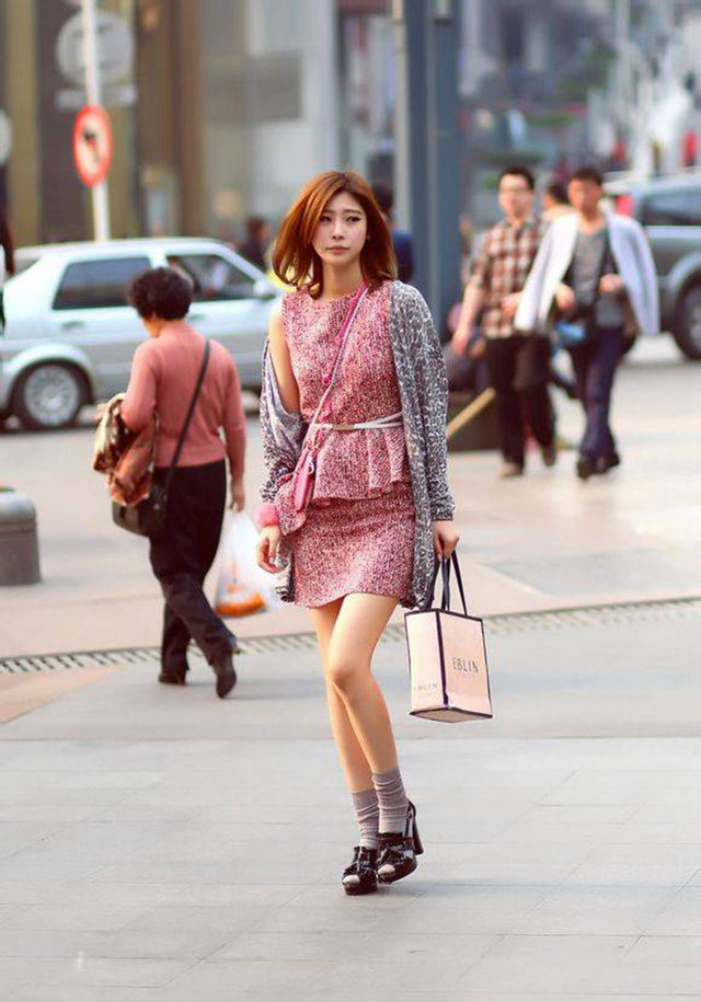街拍路人，夏日的街头从都不缺时尚的元素，个个都是那么光鲜靓丽