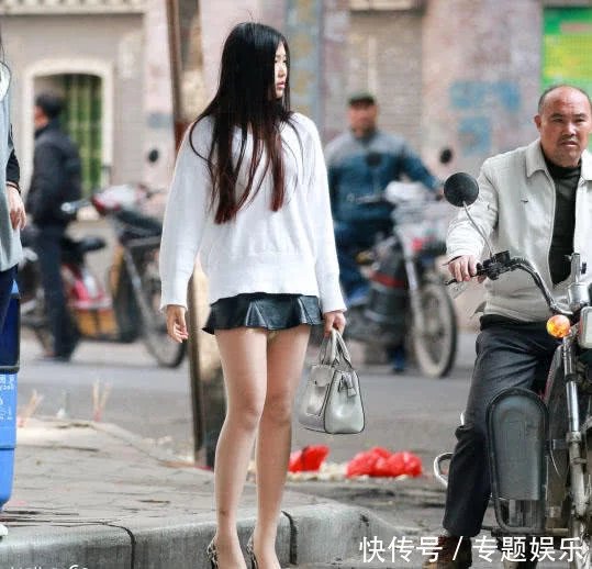 超短小皮裙小姐姐身材苗条很唯美,肉色丝袜尽显成熟小女人味