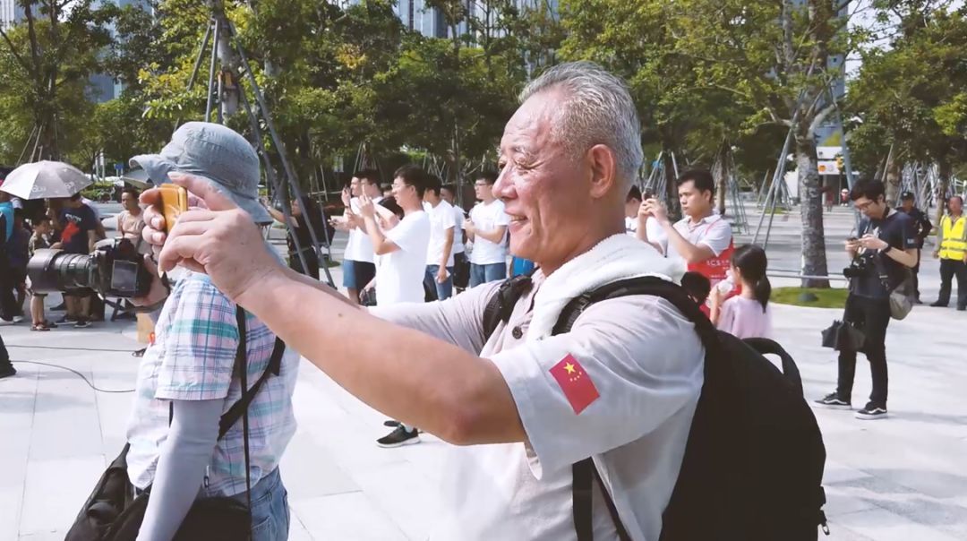 深圳湾，他们用快闪唱给香港