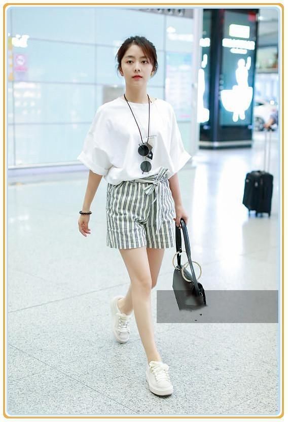 本以为佟丽娅的条纹短裤够显嫩的了，可看到谭松韵，我沉默了！