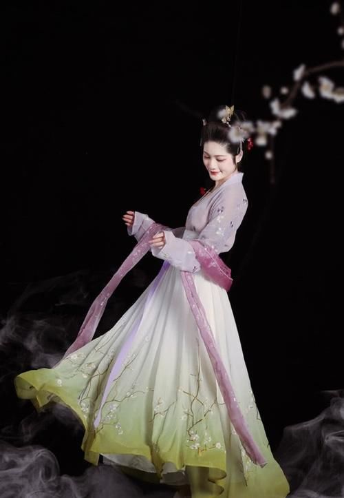  『整套衣服』全网最火“下半身”配色惊艳的汉服，普通服装都不敢这样配