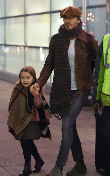 小贝带小七到时装周现场支持妈妈，父女两人平地走出秀场效果